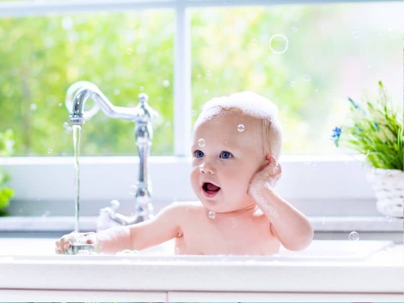 מקלחת ראשונה לתינוק